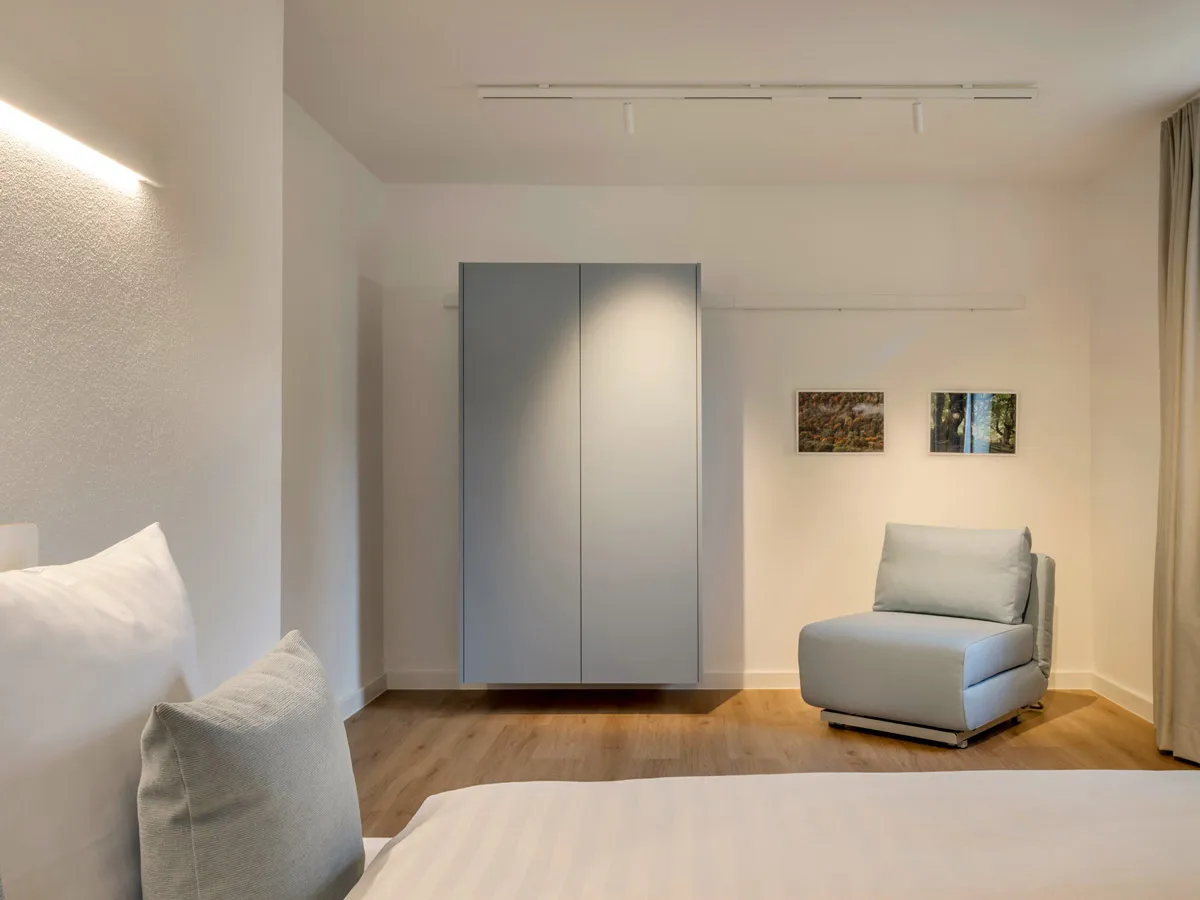 Apartment mit hängendem Schrank und Bildern an der Wandleiste