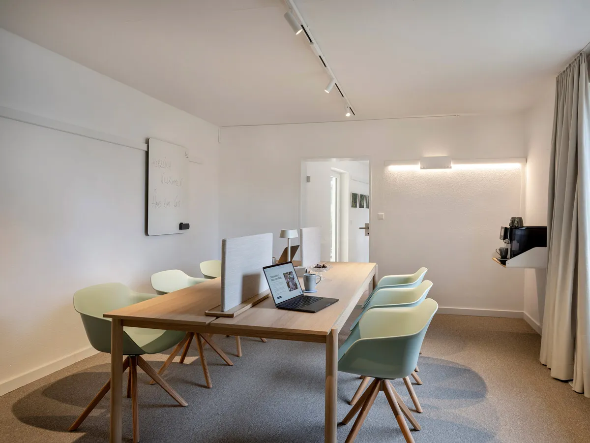 Besprechungsraum mit Whiteboard und Kaffeeablage an der Wandleiste
