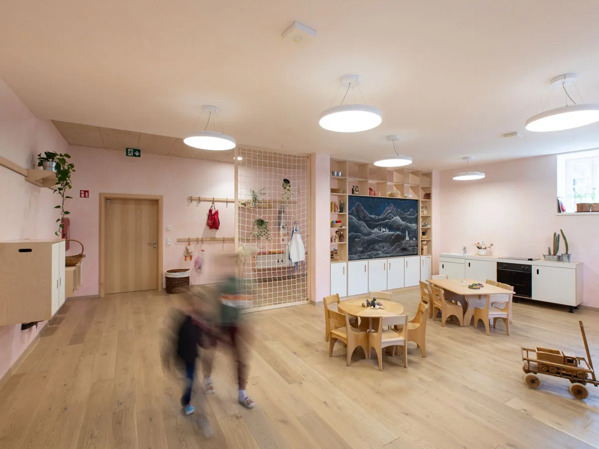 Gruppenraum mit Kletternetz, Garderobenleiste und Regalwand