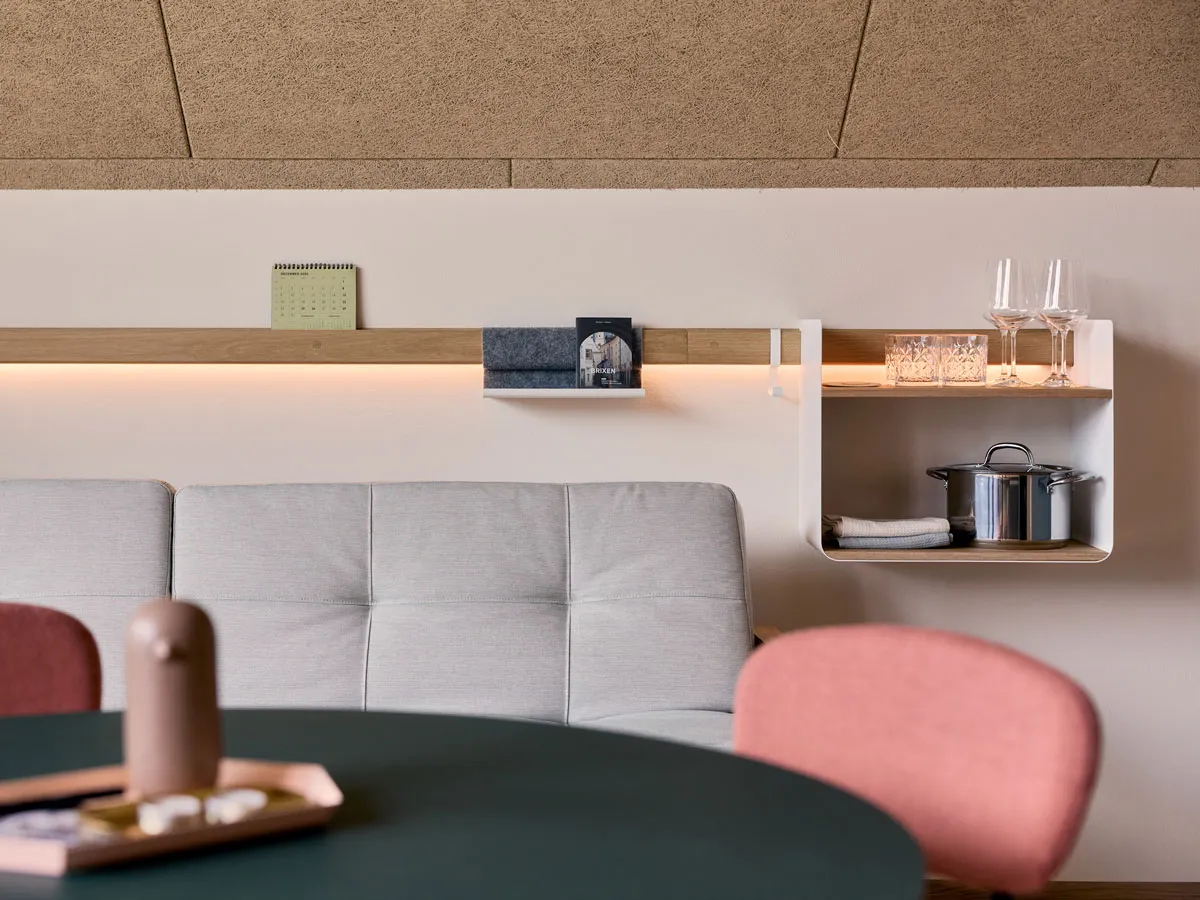 Detail der Holz-Wandleiste mit Lichtband, Ablage und Regalmodul