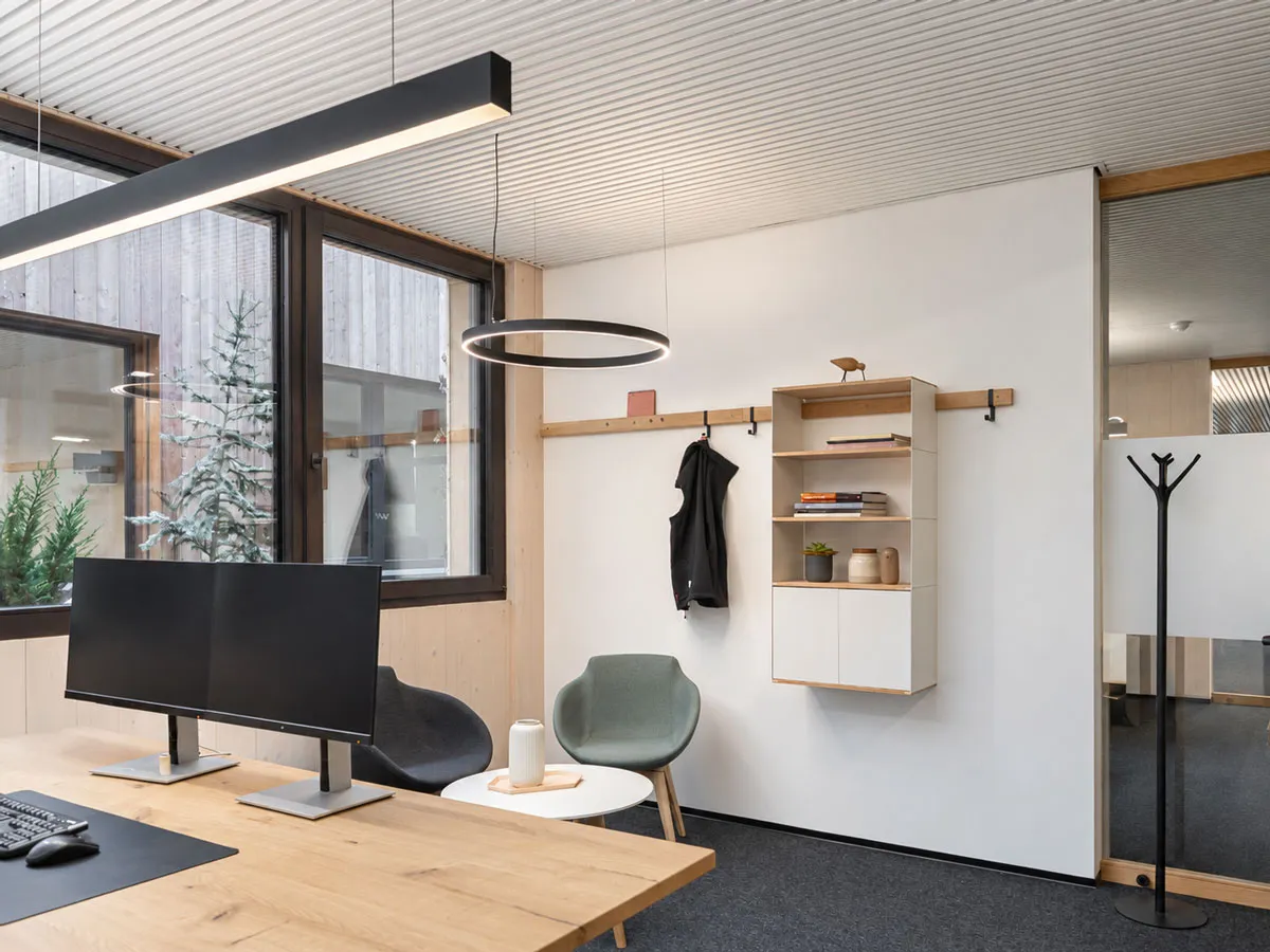 Büro mit hängendem Regalmodul und Haken an der Wandleiste