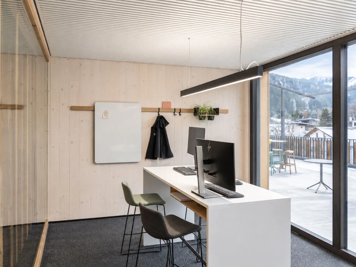 Steharbeitsplatz vor der Holz-Wandleiste mit Whiteboard und Haken
