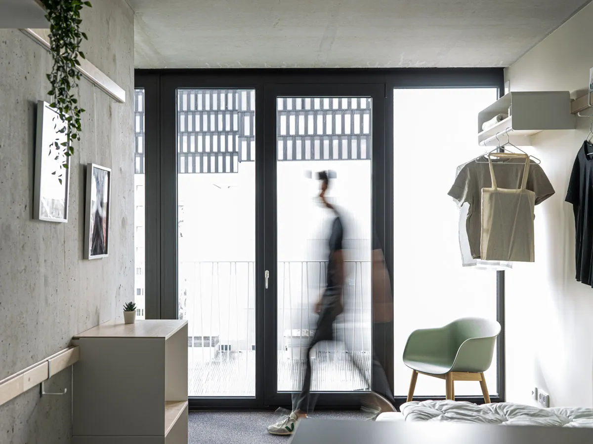 Blick ins Apartment zur Balkontür, rechts die Kleiderstange an der Wandleiste
